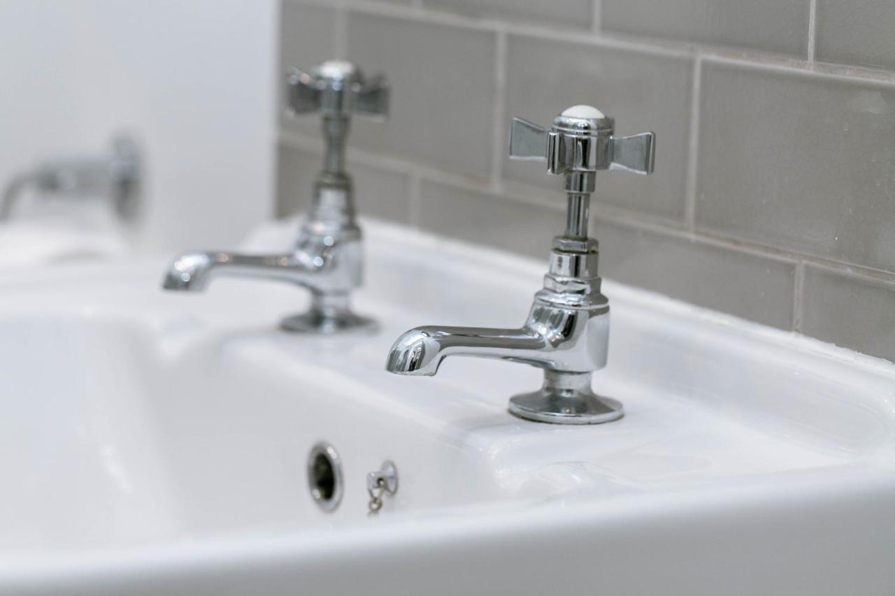 Spacious Apartment, Free Parking, Central Location Near To Uni, Hospital, Town Exeter Zewnętrze zdjęcie